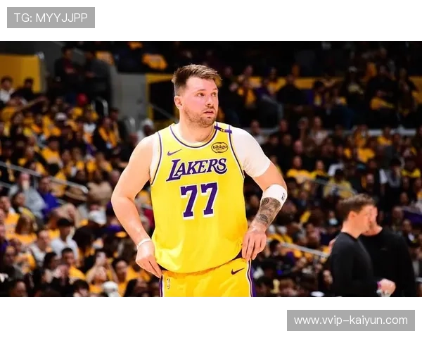 东契奇突破上篮频频撕裂防线，湖人攻防节奏稳健：一场震撼的精彩对决