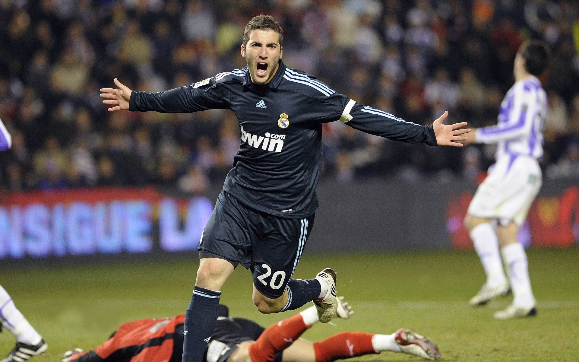 NBA常规赛勇士主场险胜湖人 库里关键三分稳定领先优势，nba勇士常规赛73胜